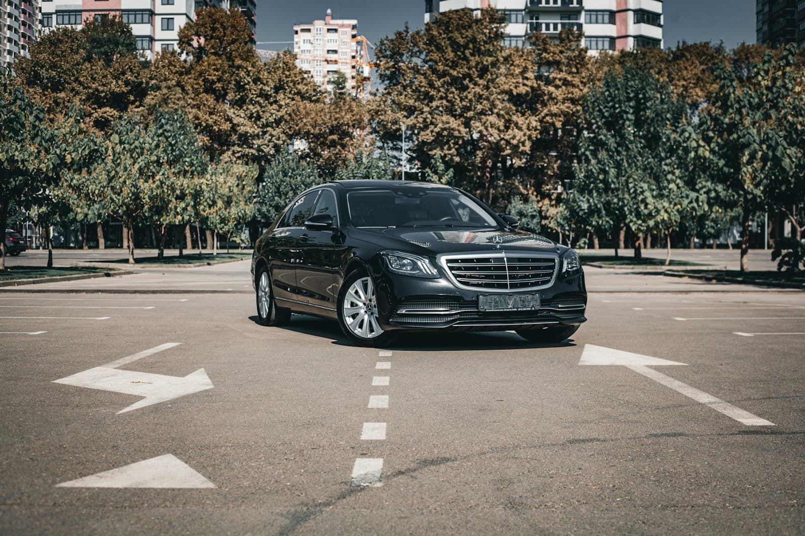 Taxi Mercedes Classe S sur l'asphalte