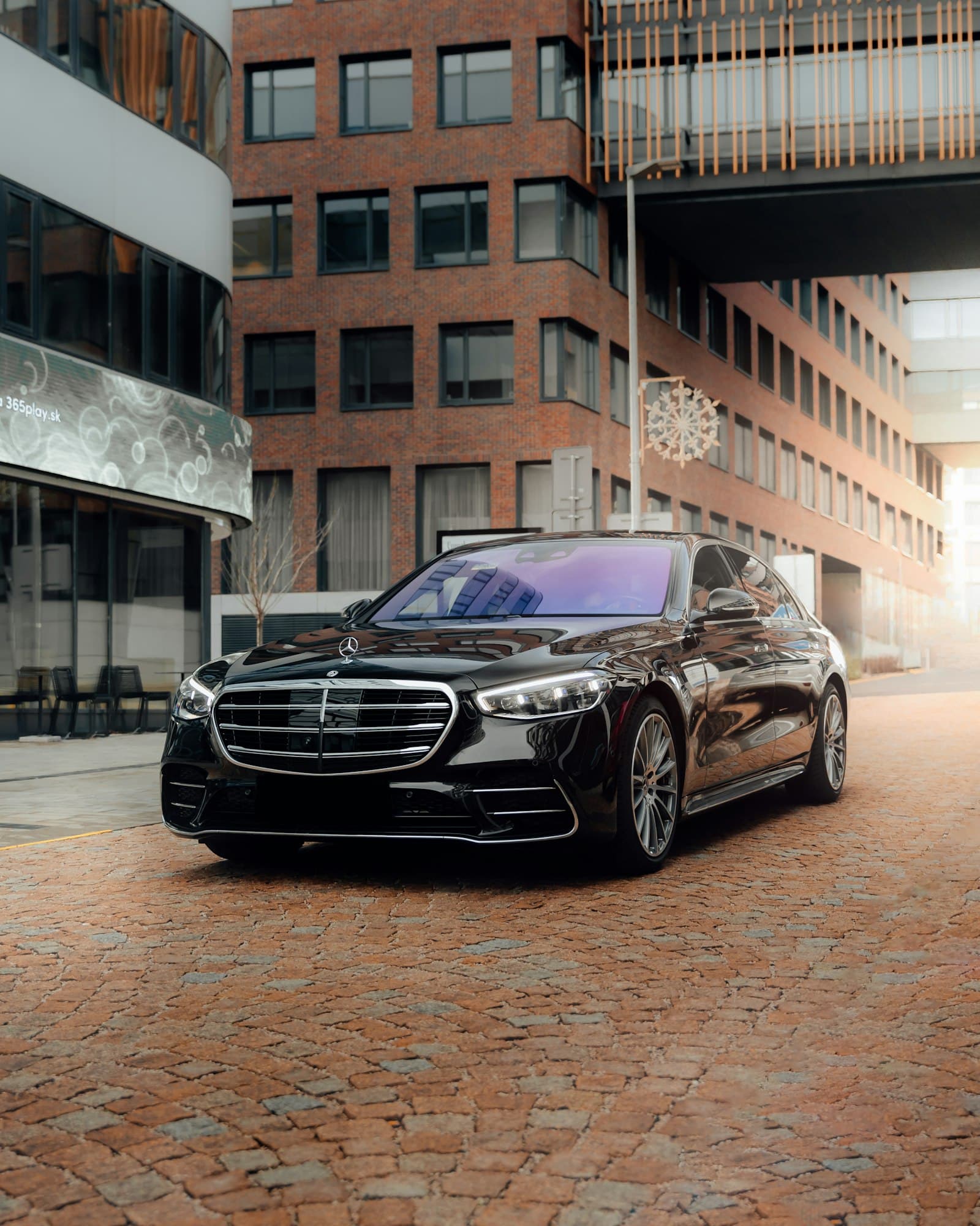 Taxi Mercedes Classe S sur les pavés