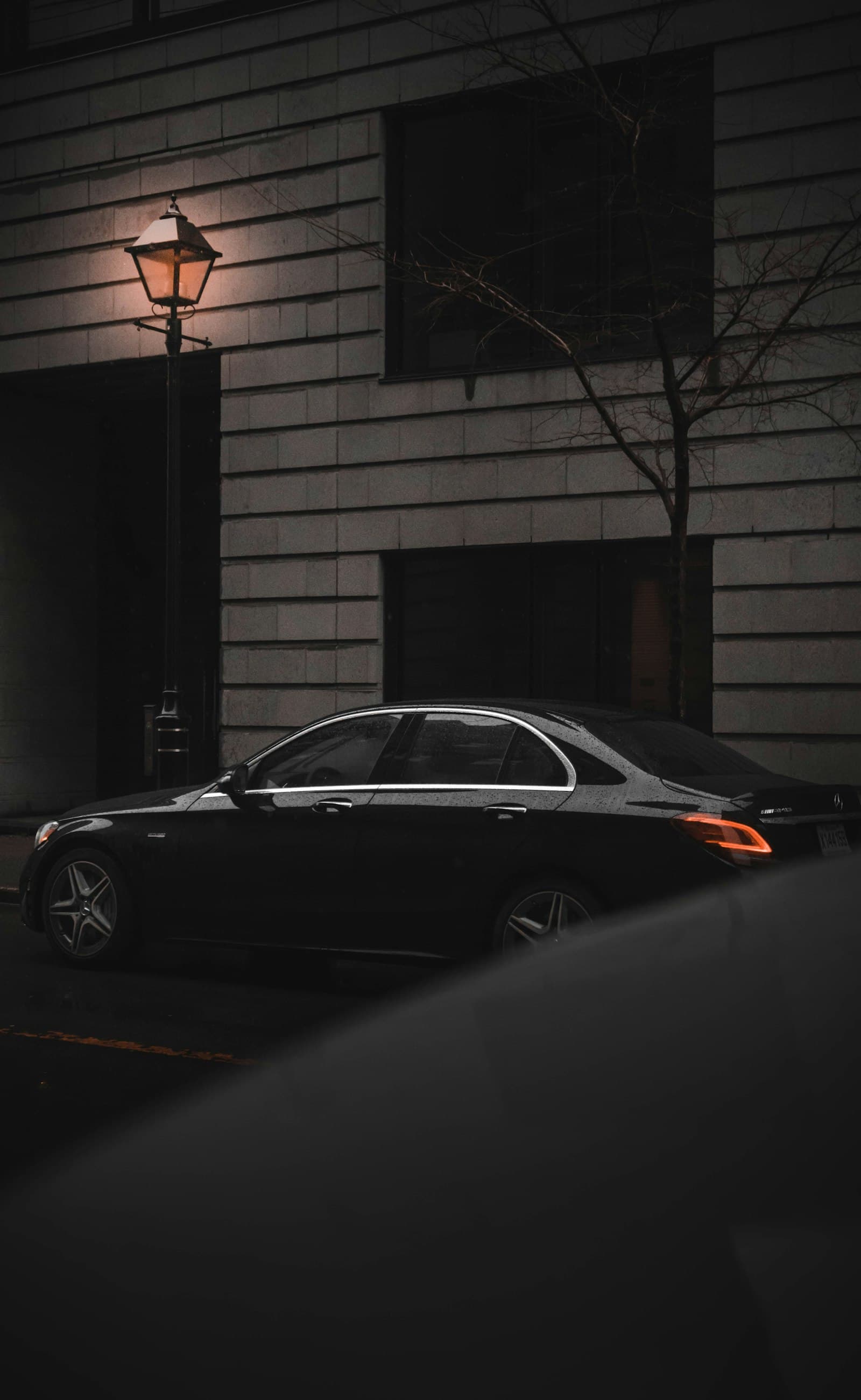 Taxi Mercedes noir de Taxi Delta sous un lampadaire en Flandre